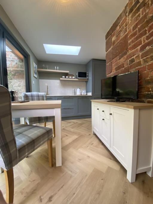 Stay In A Castle! Unique & Luxurious Historical Apartment, Self Contained, Free Parking & Wi-Fi Chester Exterior foto