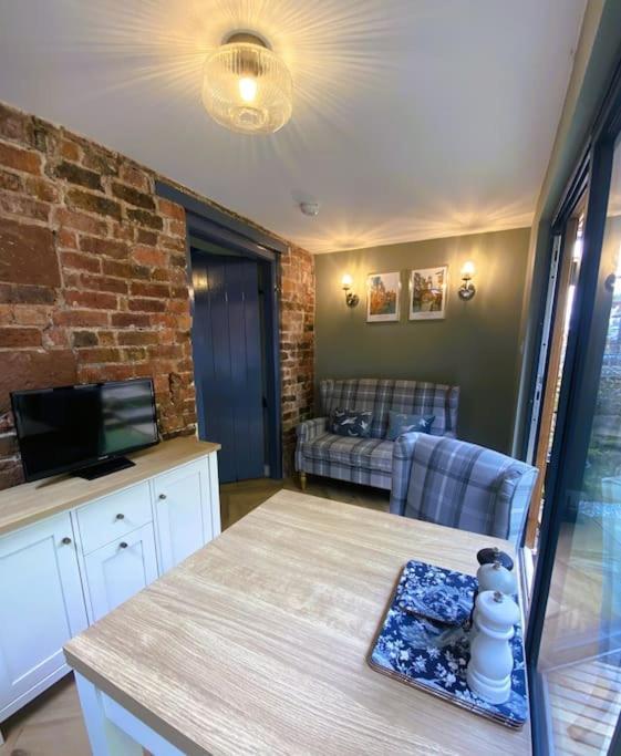Stay In A Castle! Unique & Luxurious Historical Apartment, Self Contained, Free Parking & Wi-Fi Chester Exterior foto