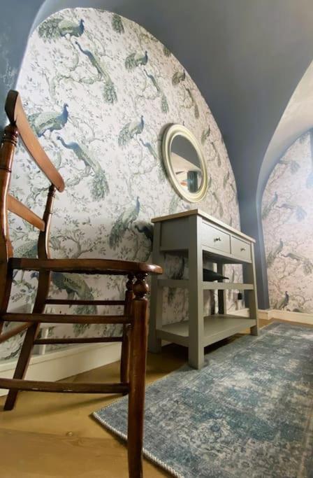 Stay In A Castle! Unique & Luxurious Historical Apartment, Self Contained, Free Parking & Wi-Fi Chester Exterior foto