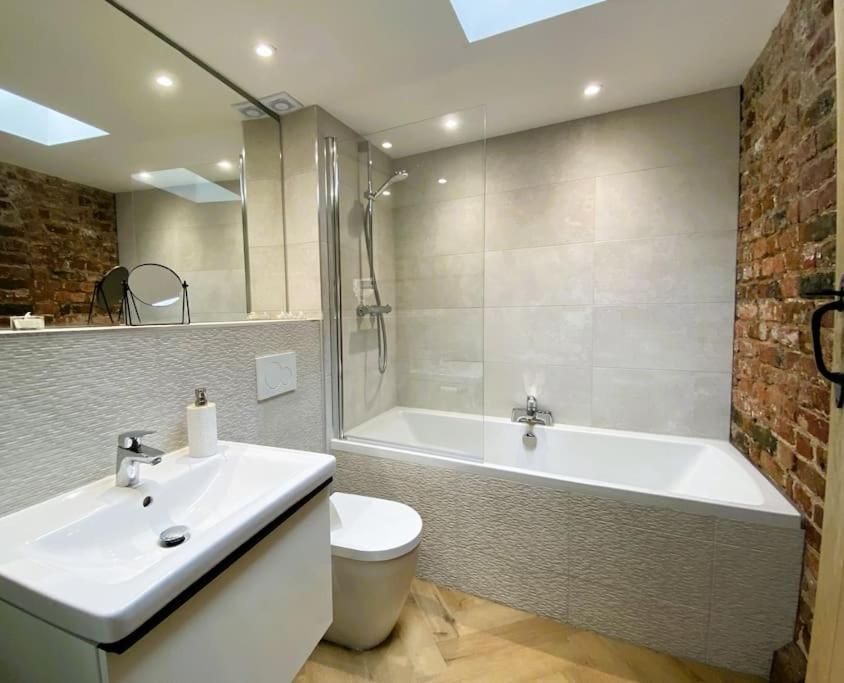 Stay In A Castle! Unique & Luxurious Historical Apartment, Self Contained, Free Parking & Wi-Fi Chester Exterior foto