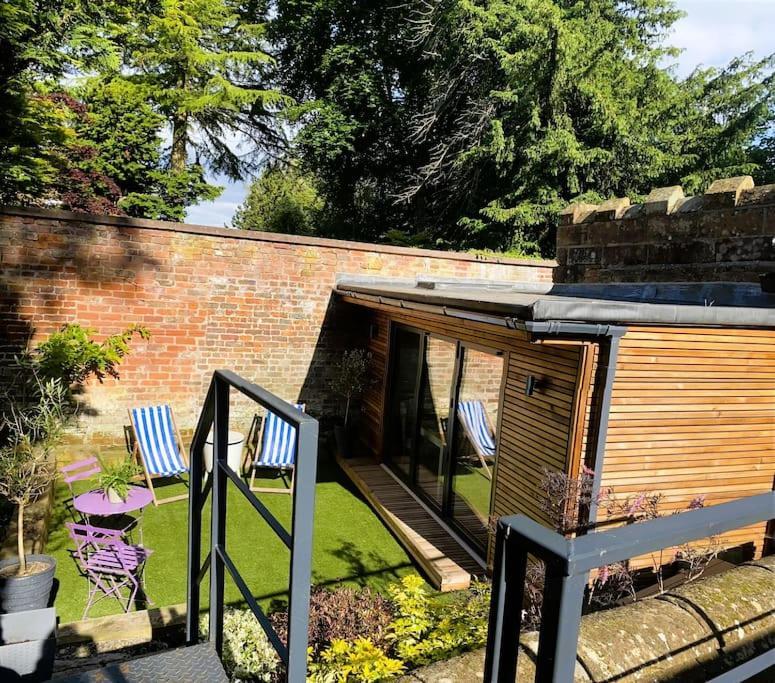 Stay In A Castle! Unique & Luxurious Historical Apartment, Self Contained, Free Parking & Wi-Fi Chester Exterior foto