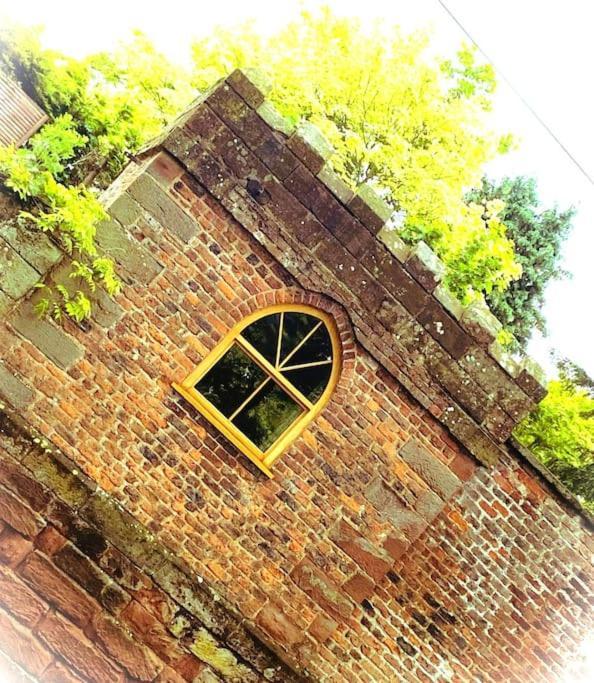 Stay In A Castle! Unique & Luxurious Historical Apartment, Self Contained, Free Parking & Wi-Fi Chester Exterior foto